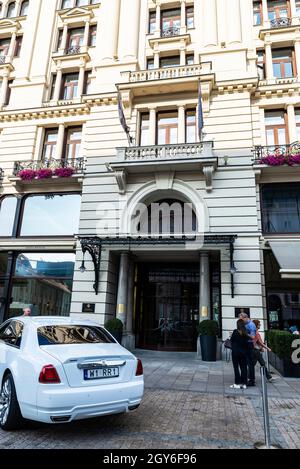 Varsavia, Polonia - 1 settembre 2018: Facciata dell'Hotel Bristol, un hotel di lusso a Krakowskie Przedmiescie con persone intorno nel vecchio to Foto Stock