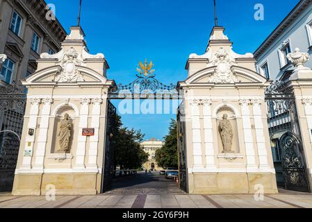 Varsavia, Polonia - 1° settembre 2018: Ingresso all'Università di Varsavia o all'Università Universytet Warszawski di Krakowskie Przedmiescie, nel centro storico di Varsavia, Foto Stock