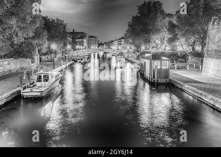 Vista sul pittoresco canale Rio Novo di notte, nel quartiere di Santa Croce di Venezia, Italia Foto Stock