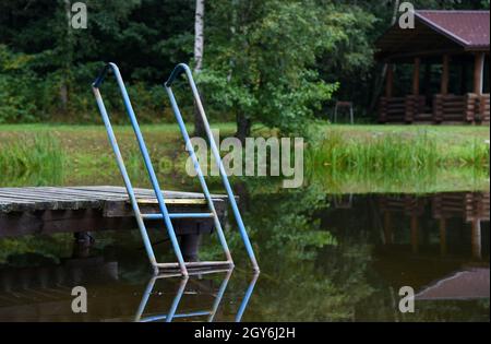 Scala per scendere nel lago vicino al bagno. Foto Stock