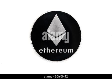 Unica moneta di criptovaluta. Argento Ethereum isolato su sfondo bianco. Foto Stock