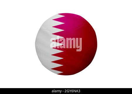 Calcio nei colori della bandiera del Qatar isolato su sfondo bianco. In un'immagine concettuale del campionato che sostiene il Qatar. Foto Stock