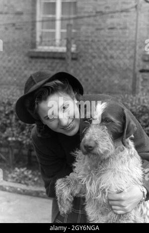 Die Weltmeisterin Anni Kapell mit ihrem Hund, Deutsches Reich 1941. Campione del Mondo Anni Kapell con il suo cane, Germania 1941 Foto Stock