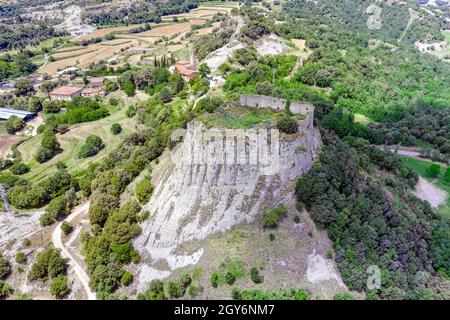 Il Castello di Oris si trova sulla cima di una ripida collina rocciosa a circa 2 km da Oris, una piccola cittadina di Osona, Catalogna, Spagna. Foto Stock