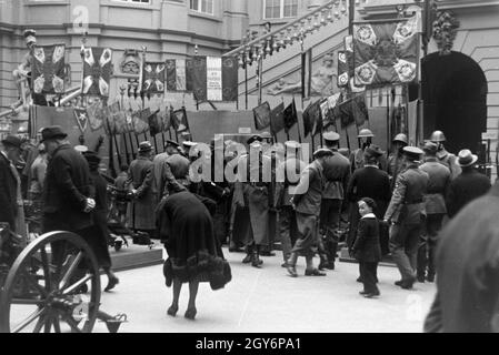 Zeremonie der Überreichung der Sarajevotafel als Kriegssouvenir im Zeughaus, Unter den Linden, Berlino, Deutsches Reich 1941. Cerimonia di presentazione della piastra di Sarajevo come un trofeo in armeria, Unter den Linden, Berlin, Germania 1941. Foto Stock