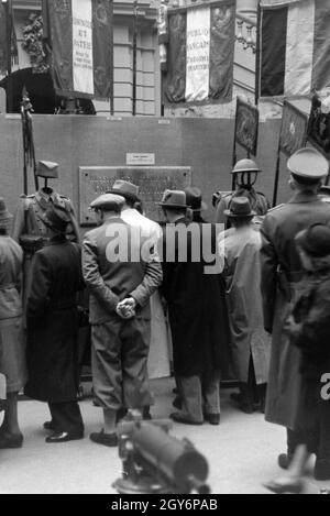 Zeremonie der Überreichung der Sarajevotafel als Kriegssouvenir im Zeughaus, Unter den Linden, Berlino, Deutsches Reich 1941. Cerimonia di presentazione della piastra di Sarajevo come un trofeo in armeria, Unter den Linden, Berlin, Germania 1941. Foto Stock