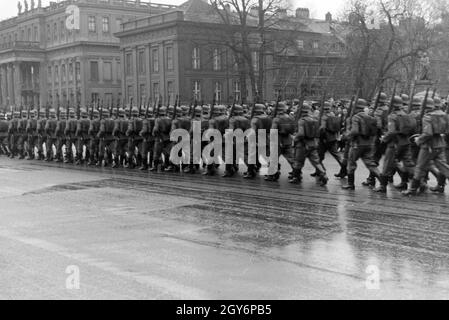 Zeremonie der Überreichung der Sarajevotafel als Kriegssouvenir im Zeughaus, Unter den Linden, Berlino, Deutsches Reich 1941. Cerimonia di presentazione della piastra di Sarajevo come un trofeo in armeria, Unter den Linden, Berlin, Germania 1941. Foto Stock