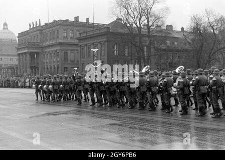 Zeremonie der Überreichung der Sarajevotafel als Kriegssouvenir im Zeughaus, Unter den Linden, Berlino, Deutsches Reich 1941. Cerimonia di presentazione della piastra di Sarajevo come un trofeo in armeria, Unter den Linden, Berlin, Germania 1941. Foto Stock