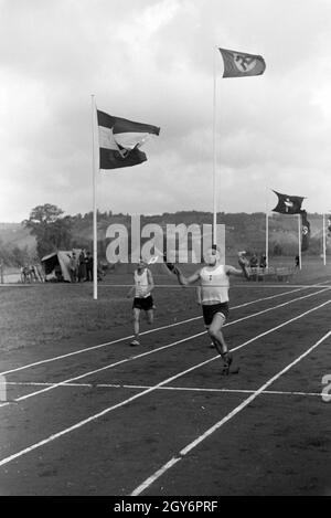 Sportler der Napola Naumburg bei einem Wettkampf, Deutsches Reich 1941. Gli atleti della NaPolA Naumburg a un concorso, Germania 1941. Foto Stock