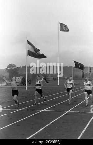 Sportler der Napola Naumburg bei einem Wettkampf, Deutsches Reich 1941. Gli atleti della NaPolA Naumburg a un concorso, Germania 1941. Foto Stock