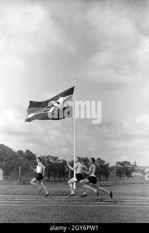 Sportler der Napola Naumburg bei einem Wettkampf, Deutsches Reich 1941. Gli atleti della NaPolA Naumburg a un concorso, Germania 1941. Foto Stock