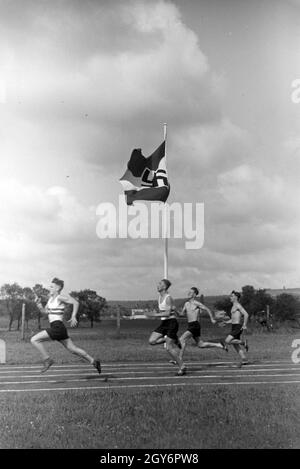 Sportler der Napola Naumburg bei einem Wettkampf, Deutsches Reich 1941. Gli atleti della NaPolA Naumburg a un concorso, Germania 1941. Foto Stock