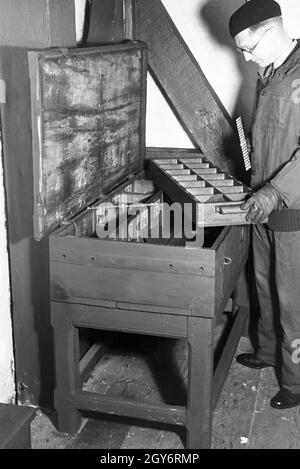 Ein Carilloneur Glockenstuhl im der Parochialkirche in Berlino, Deutschland 1930er Jahre. Un carillonneur nel campanile della Parochialkirche in Berlino, Germania 1930s. Foto Stock