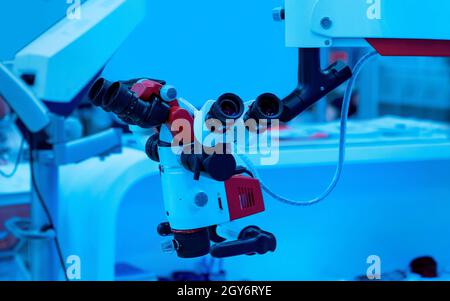 Apparecchiature professionali per oftalmologia medica. Microscopio microchirurgico in sala operatoria. Oculistica clinica concetto. Foto Stock