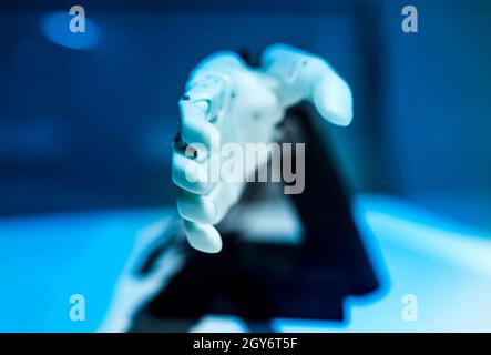 Robot di plastica con mano aprire palm gesto Foto Stock