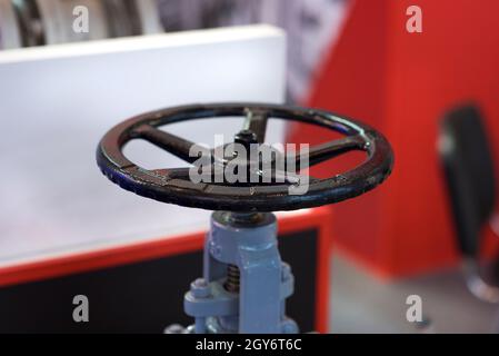 Primo piano del manuale azionare in fabbrica la valvola a sfera in metallo blu e le tubazioni Foto Stock