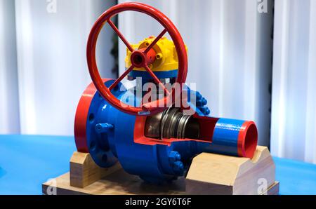 Primo piano del manuale azionare in fabbrica la valvola a sfera in metallo blu e le tubazioni Foto Stock