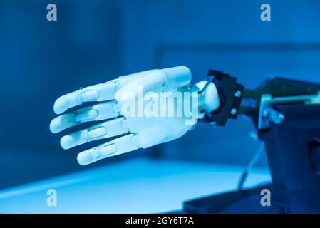 Robot di plastica con mano aprire palm gesto Foto Stock