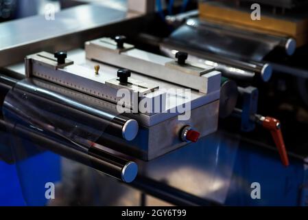 Macchina per fustellatura rotativa con sistema di lame fenditrici. Foto Stock