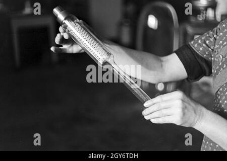 Eine Mitarbeiterin bei der Produktion von Leuchtröhren, Deutschland 1930er Jahre. Un personale femminile memmber produrre tubi fluorescenti, Germania 1930s. Foto Stock