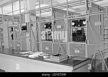 Technische Anlage in einer Fabrik zur Leuchtröhrenherstellung, Deutschland 1930er Jahre. Materiale tecnico di una fabbrica di produzione di tubi fluorescenti, Germania 1930s. Foto Stock