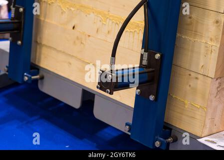 Fresatura di una tavola di legno. Lavorazione di pannelli in legno su macchine per la lavorazione del legno a coordinate CNC. Macchina per la lavorazione del legno CNC Foto Stock