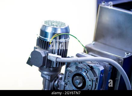 Motore elettrico. Alimentatore della vite di trasmissione isolato sullo schermo bianco Foto Stock