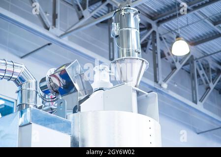 Maschiatura di parti automobilistiche in alluminio con centro di lavoro cnc . Foto Stock