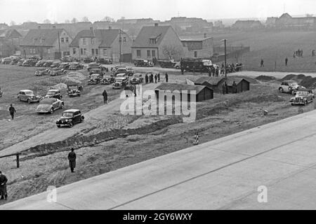 Besucherparkplatz und Notfallzentrale an der Weltrekordversuchsstrecke an der Autobahn Francoforte - Darmstadt, Deutschland 1930er Jahre. Visitatore area di parcheggio e di emergenza a base di gara in pista per il record del mondo trial accanto al Frankfurt - autostrada di Darmstadt, Germania 1930s. Foto Stock