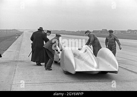 Vorsichtig wird der Mercedes Benz W 125 zum Start des Weltrekordversuchs geschoben, Deutschland 1930er Jahre. Attentamente il Mercedes Benz W 125 è spinto all'inizio del record del mondo di prova, Germania 1930s. Foto Stock