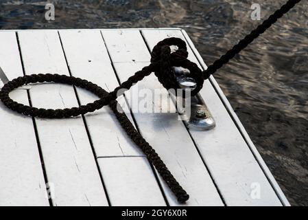Marina bollard bitt al molo per barche, navi e yacht ormeggiati knecht cross. Foto Stock