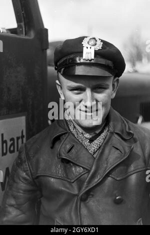 Porträt eines Kraftfahrers vor seinem LKW, Deutschland 1930er Jahre. Ritratto di un automobilista di fronte al suo carrello, Germania 1930s. Foto Stock