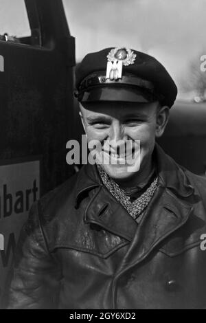 Porträt eines Kraftfahrers vor seinem LKW, Deutschland 1930er Jahre. Ritratto di un automobilista di fronte al suo carrello, Germania 1930s. Foto Stock