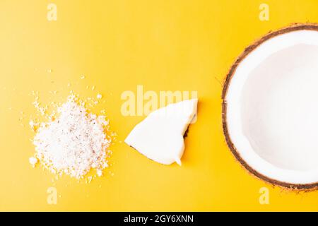 Happy Coconuts giorno concetto, fresco gruppo di cocco impostare diverse metà e fette, studio girato isolato su sfondo giallo Foto Stock