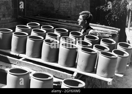 Zu brennende Tontöpfe auf dem Hof einer Töpferei im Dorf Görzke nel Brandeburgo, Deutschland 1930er Jahre. Pentole per essere bruciato in cortile di una ceramica presso il villaggio di Goerzke nel Brandeburgo, Germania 1930s. Foto Stock