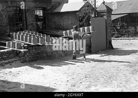 Zu brennende Tontöpfe auf dem Hof einer Töpferei im Dorf Görzke nel Brandeburgo, Deutschland 1930er Jahre. Pentole per essere bruciato in cortile di una ceramica presso il villaggio di Goerzke nel Brandeburgo, Germania 1930s. Foto Stock