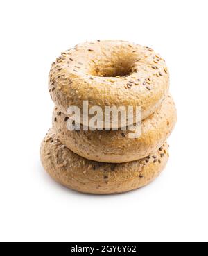 Bagel cotto a grani interi isolato su sfondo bianco. Foto Stock