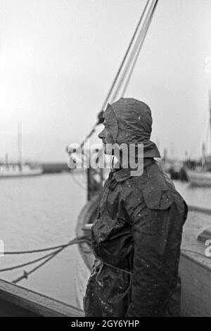 Ein Fischer aus cellule Hela in Ostpreußen auf seinem Fischerboot, Germania 1930er Jahre. Un pescatore sulla sua barca da pesca, Germania 1930s. Foto Stock