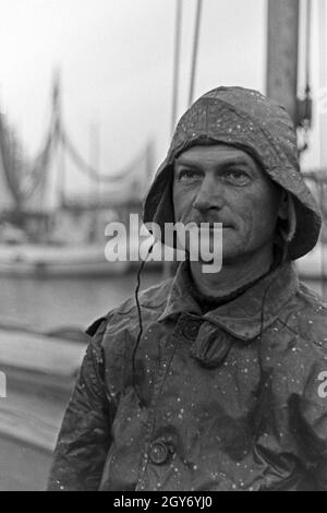 Ein Fischer aus cellule Hela in Ostpreußen auf seinem Fischerboot, Germania 1930er Jahre. Un pescatore sulla sua barca da pesca, Germania 1930s. Foto Stock