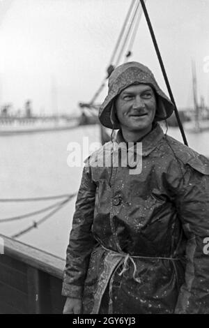 Ein Fischer aus cellule Hela in Ostpreußen auf seinem Fischerboot, Germania 1930er Jahre. Un pescatore sulla sua barca da pesca, Germania 1930s. Foto Stock