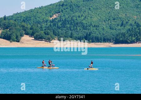 Lago tranquillo, lago Plastira.Adventures con 4x4 su strade sterrate passabili, ciclismo ed escursioni Foto Stock