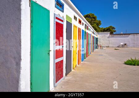 Jadrija spiaggia cabine colorate vista, destinazione turistica dell'arcipelago di Sibenik di Croazia Foto Stock