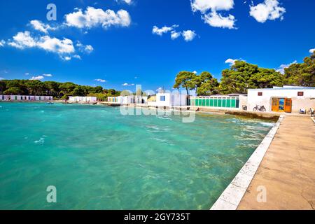 Jadrija SPIAGGIA E CABINE colorate vista, destinazione turistica dell'arcipelago di Sibenik di Croazia Foto Stock