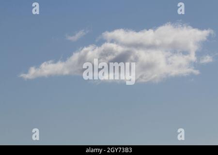 Cielo blu con nuvola per immagini di sfondo o composite agosto UK 2021 nuvola bianca grigia in formato orizzontale cielo blu Foto Stock