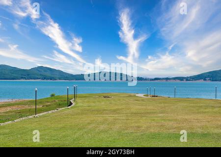 Lago tranquillo, lago Plastira.Adventures con 4x4 su strade sterrate passabili, ciclismo ed escursioni Foto Stock