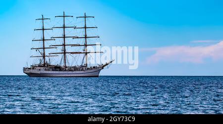 La nave a vela in mare senza vele. Messa a fuoco selettiva Foto Stock