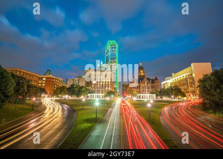 Skyline del centro di Dallas al crepuscolo, Texas USA Foto Stock