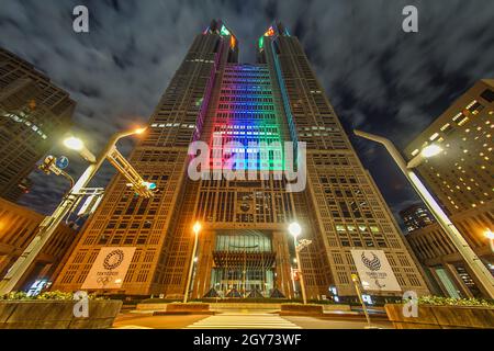 Tokyo Metropolitan Government (i colori olimpici e paraolimpici si illuminano). Luogo di tiro: Area metropolitana di Tokyo Foto Stock