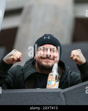 NEWCASTLE UPON TYNE, REGNO UNITO. 7 OTTOBRE i tifosi di Newcastle festeggiano presto le scene di takeover al St. James's Park, Newcastle, mentre le notizie di un takeover emergono giovedì 7 ottobre 2021. (Credit: Michael driver | MI News) Credit: MI News & Sport /Alamy Live News Foto Stock