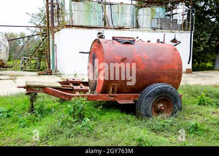 Stazione di rifornimento di fertilizzanti. Un fermo stazione giardino dove fertilizzanti e prodotti chimici vengono allevati e iniettata Foto Stock